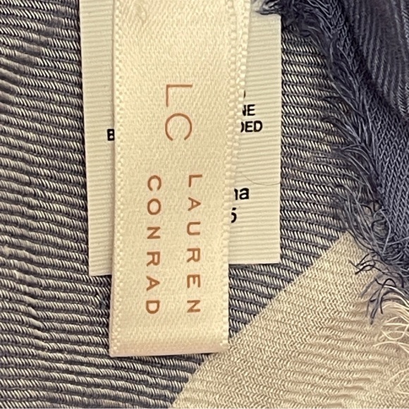 Lauren Conrad Blue Embossed Flowers Rayon Scarf 44x42 - Picture 3 of 4